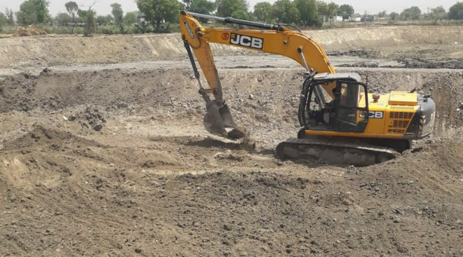 Renovation work of various ponds in the area is being done by the Greno Authority.